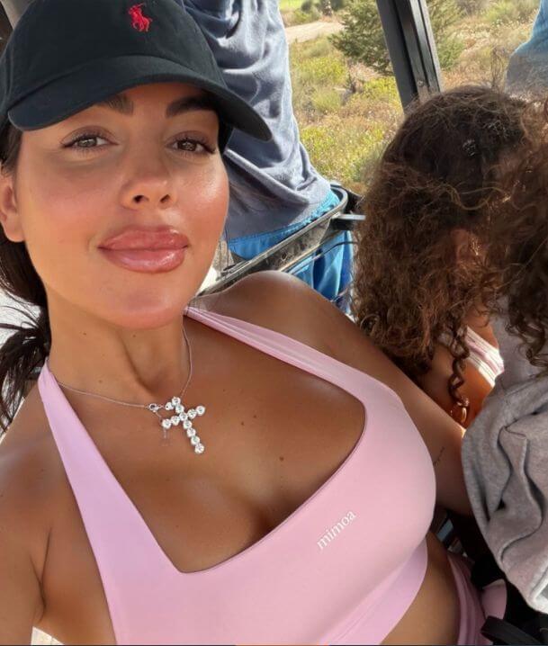 Sắp cưới? Georgina đăng ảnh chơi golf cùng Ronaldo và gia đình