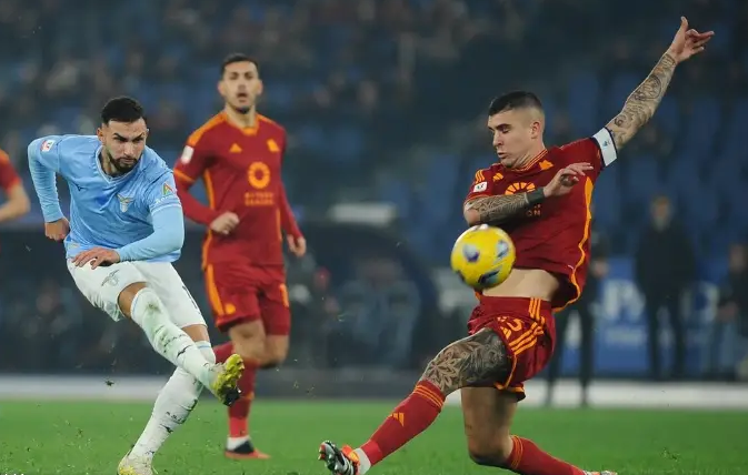 โรม่า 0-1 ลาซิโอ ปะทะกันต่อเนื่อง 2 ฝ่าย 3 คน ติดใบแดง