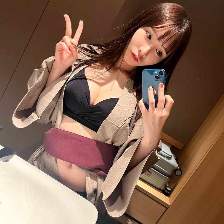 อาโอะ เอบิซากิ จากอดีตพนักงานสู่นางเอก AV น้องใหม่มาแรง ที่เพิ่งเดบิวต์เมื่อปีที่แล้ว