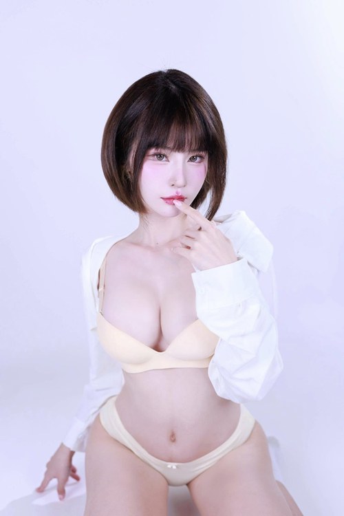 ออม จารุภา เกมเมอร์สาวสุดเซ็กซี่ ในลุคต่าง ๆ ที่ทำหนุ่ม ๆ ใจปลิวมาแล้ว