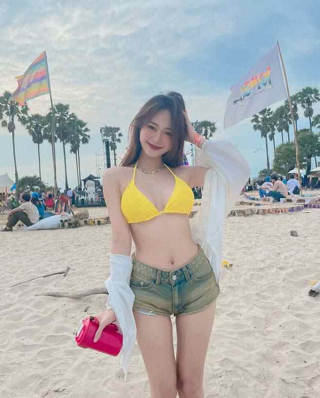 เอื้อย พรสวรรค์ นุ่งบิกินี่สีเหลืองตัวจิ๋ว โชว์หุ่นขาวเซี้ยะริมชายหาด เกินต้านอีกแล้ว