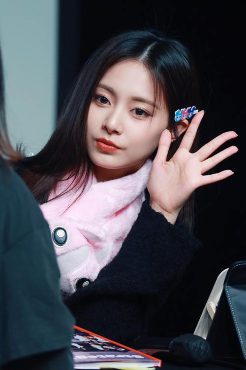 จื่อ-ยฺหวี คนสวยด้วยชุดดำ