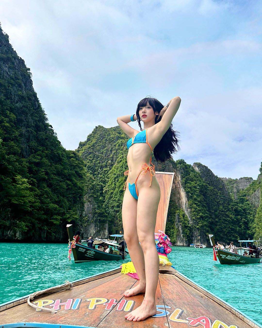พลอยชมพู เสิร์ฟลุคแซ่บต่อเนื่อง ล่าสุด นุ่งบิกินี่สีขาวแข่งกับผิวอยู่ริมหาดกระบี่