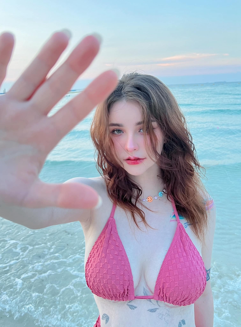 เจสซี่ วาร์ด อวดผิวขาวออร่าริมเกาะล้าน ในชุดบิกินี่สีชมพู