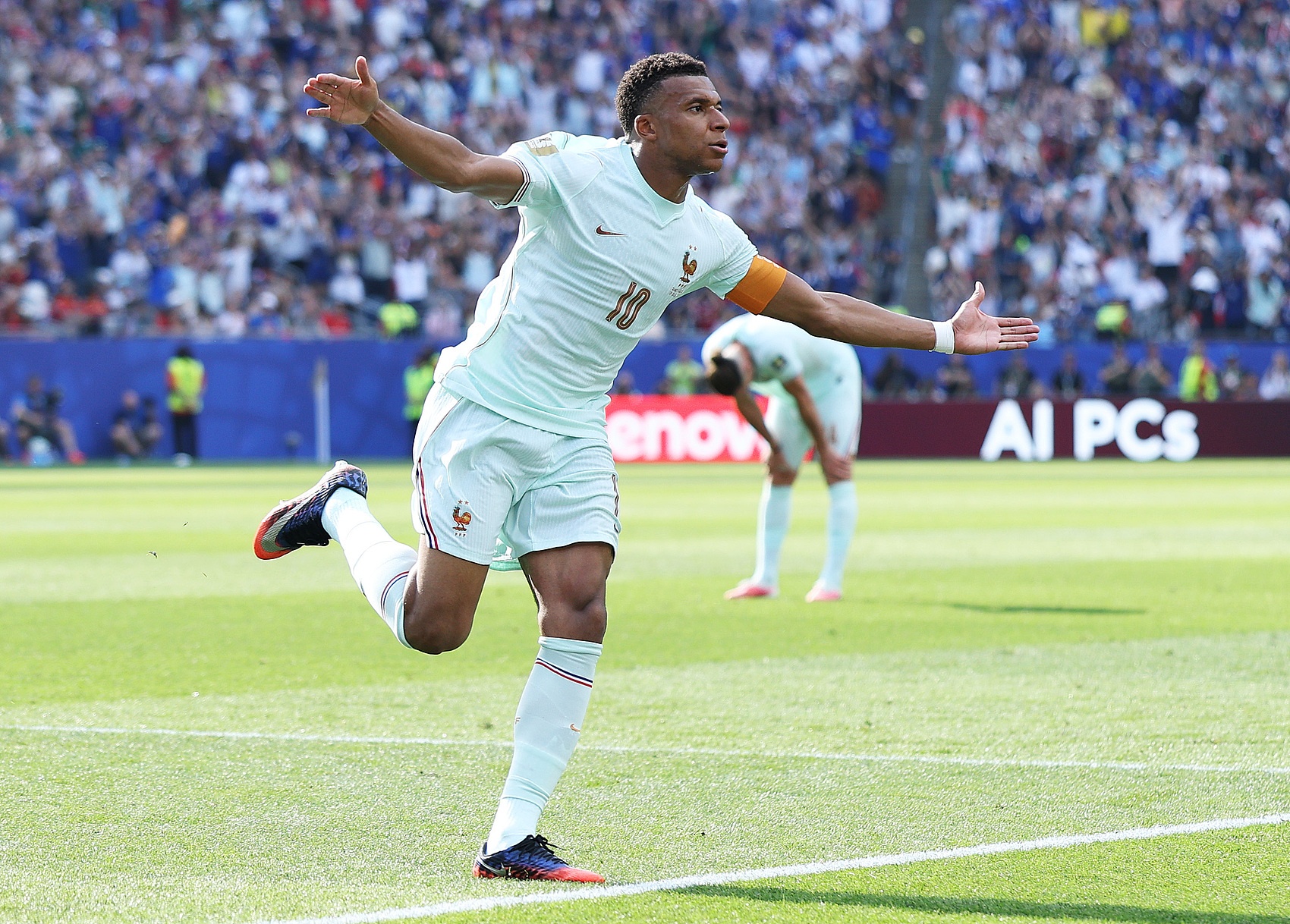 Deschamps cập nhật tình hình Mbappé: Chỉ đau nhẹ mắt cá chân, mục tiêu tiếp theo là nâng cao hiệu suất ghi bàn
