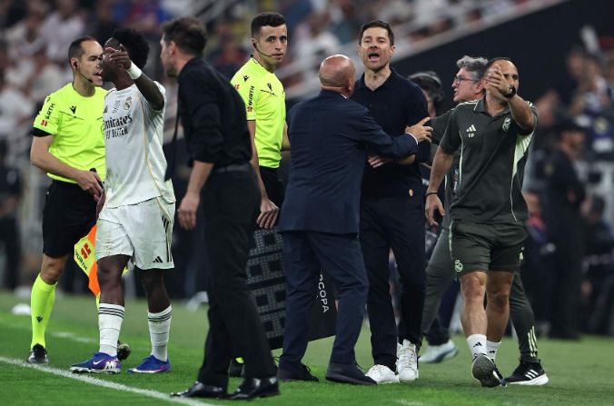 Theo SER: Bầu không khí phòng thay đồ được cải thiện và phong độ của Vinícius hồi sinh, Real Madrid cho rằng việc thay HLV là xứng đáng