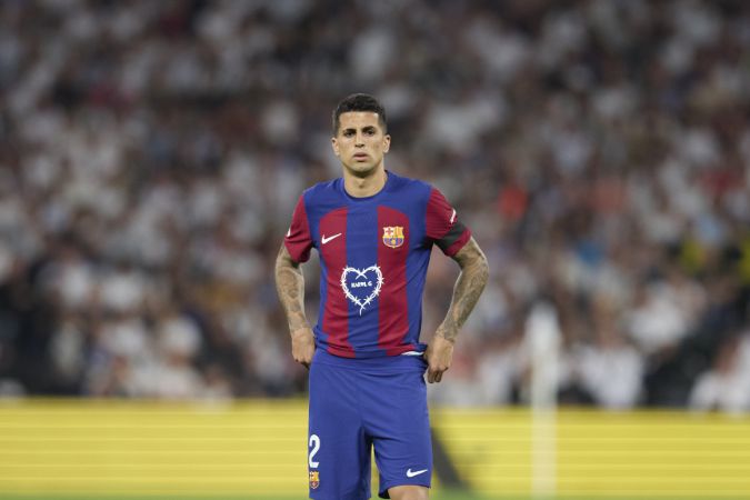 Mundo Deportivo: Barca tạm hoãn công bố Cancelo, có thể dời sang thứ Sáu tuần sau