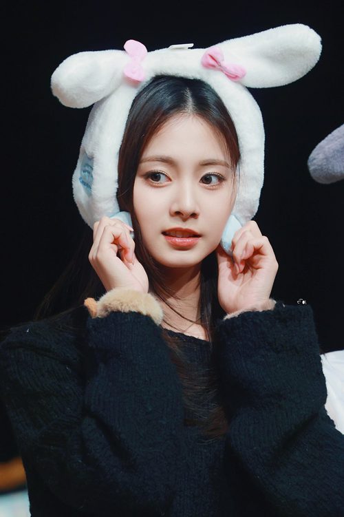จื่อ-ยฺหวี คนสวยด้วยชุดดำ