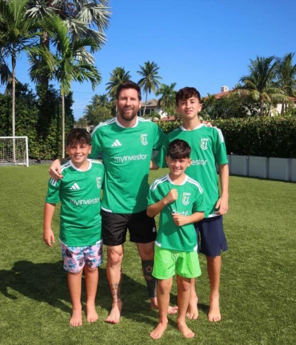Messi và các con mặc áo đấu Cornellà, quảng bá cho CLB của mình