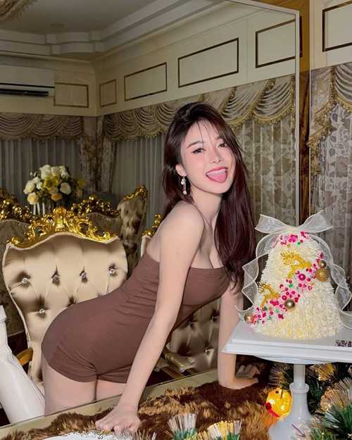 เอื้อย พรสวรรค์ นุ่งสั้น โชว์แซ่บ ! อวดอกอึ๋ม-ก้นกลมเด้ง ส่งท้ายปี
