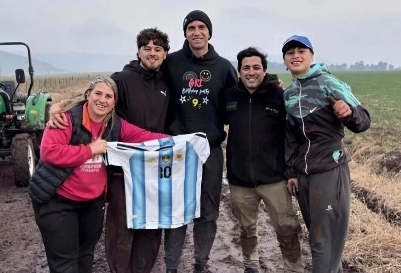 Dibu Martinez bị sa lầy khi đang đi nghỉ, được cổ động viên giải cứu và tặng áo tuyển Argentina cùng chữ ký