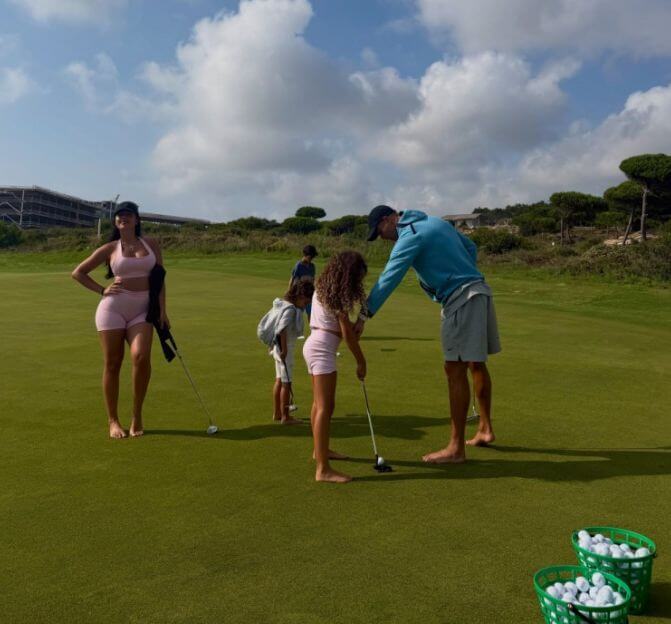 Sắp cưới? Georgina đăng ảnh chơi golf cùng Ronaldo và gia đình