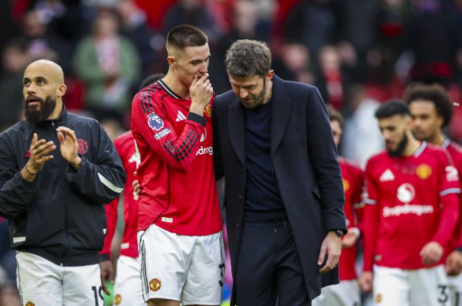 Neville: Mong Man United đừng tập trung vào quyết định trọng tài, lẽ ra phải tung Šeško vào sân sớm hơn