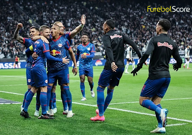 Corinthians pressiona Bragantino, mas sofre gol no apagar das luzes e perde em casa na retomada do Brasileirão