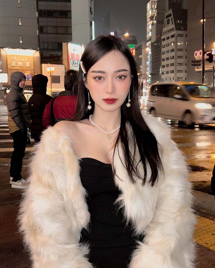 เอื้อย พรสวรรค์ ส่งภาพเซ็กซี่จากญี่ปุ่น นุ่งเกาะอก เปิดโชว์ไหล่ขาวเนียนกลางแยกโอซากา