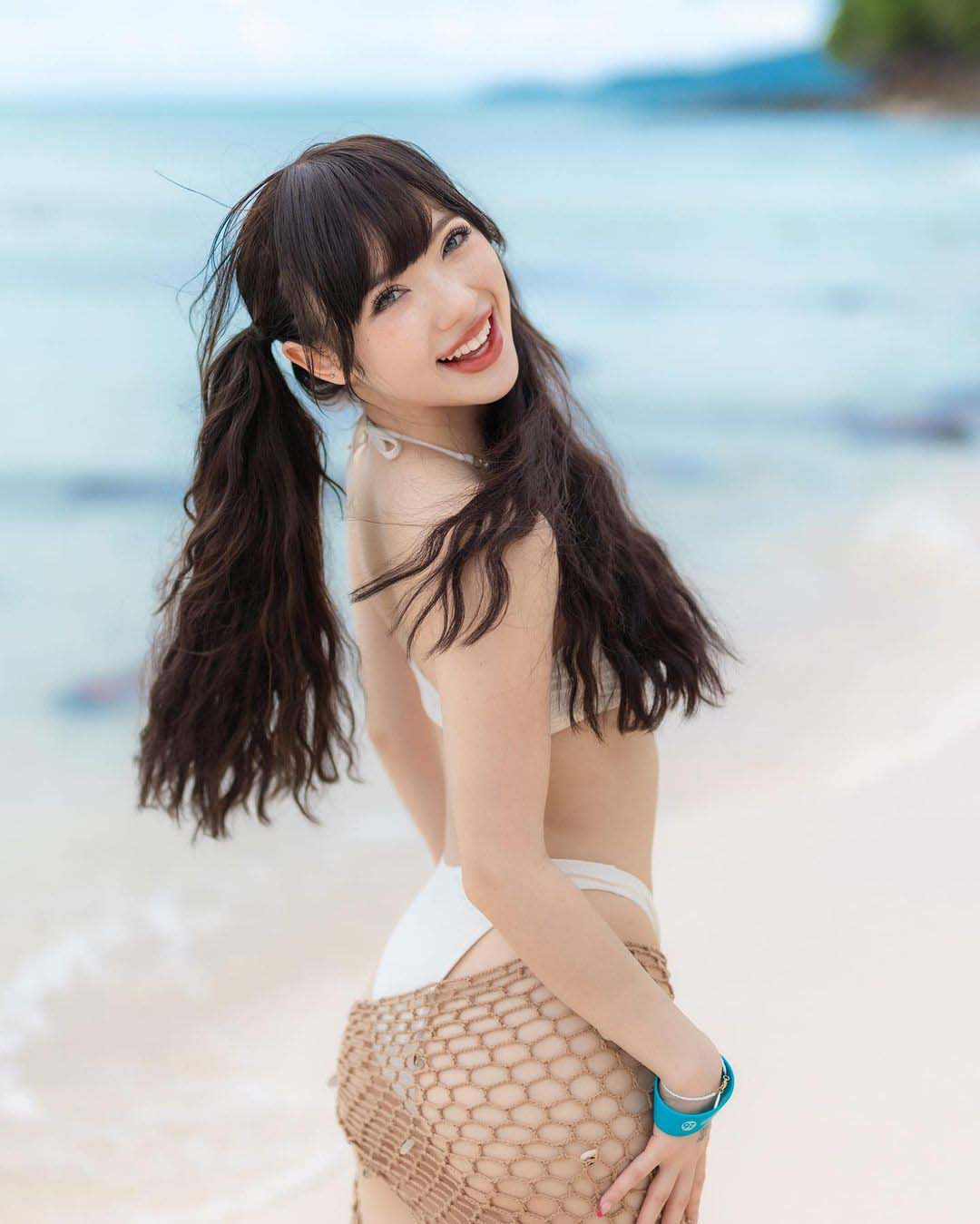 พลอยชมพู เสิร์ฟลุคแซ่บต่อเนื่อง ล่าสุด นุ่งบิกินี่สีขาวแข่งกับผิวอยู่ริมหาดกระบี่