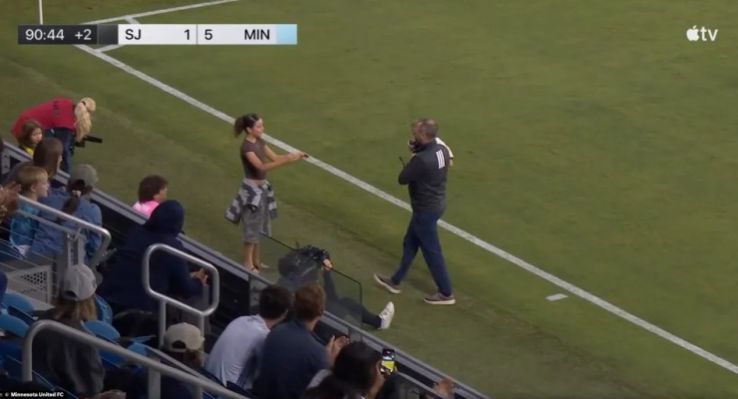 Đáng yêu quá! Trận đấu MLS tạm dừng vì một em bé chạy vào sân