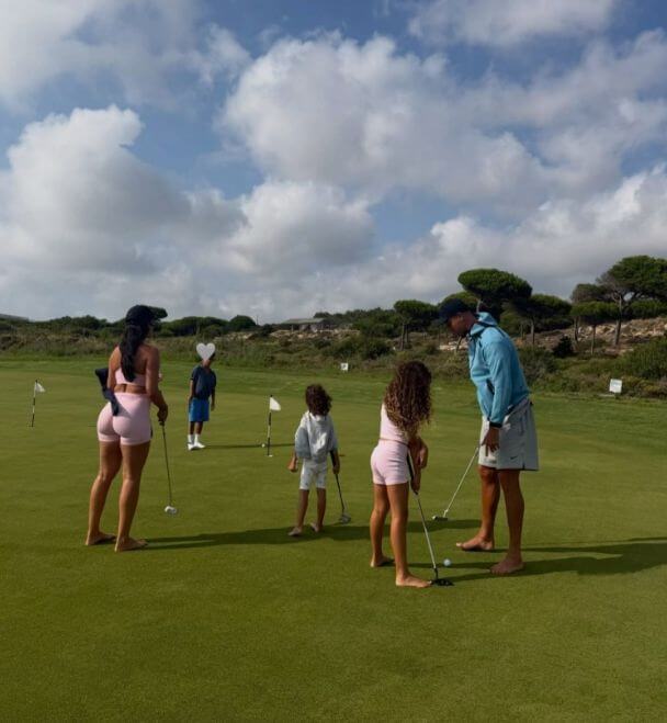 Sắp cưới? Georgina đăng ảnh chơi golf cùng Ronaldo và gia đình