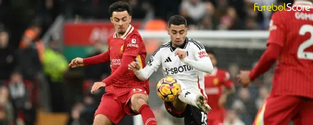 Com um a menos, Liverpool supera gols de Andreas Pereira e Rodrigo Muniz e arranca empate na Premier League