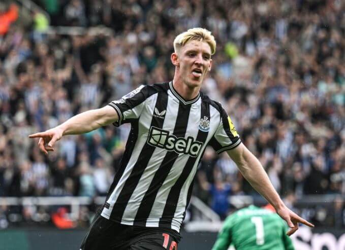 Arsenal dẫn đầu cuộc đua giành Gordon, Newcastle hét giá 95 triệu bảng