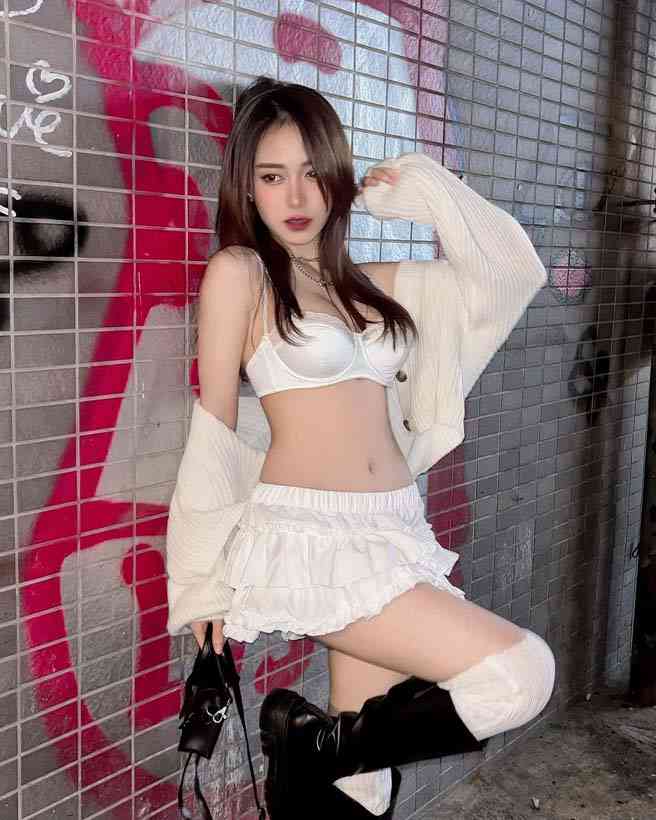 เอื้อย พรสวรรค์ แซ่บไม่แผ่ว ล่าสุด โชว์ชุดชั้นในสีขาวละมุน อู้หูว ขาวจั๊วะ