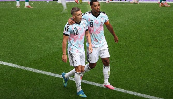 Từ cãi vã đến ôm nhau! Tielemans và Trossard hòa giải kỳ diệu trong 7 phút