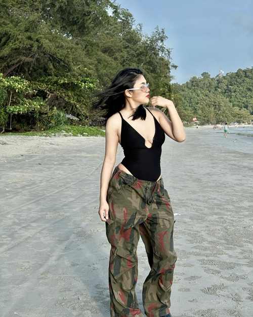 กวาง จิรพรรณ นักร้องลูกทุ่งสุดฮอต ใส่วันพีซแหวกอกลึก โชว์แซ่บเขย่าโซเชียล