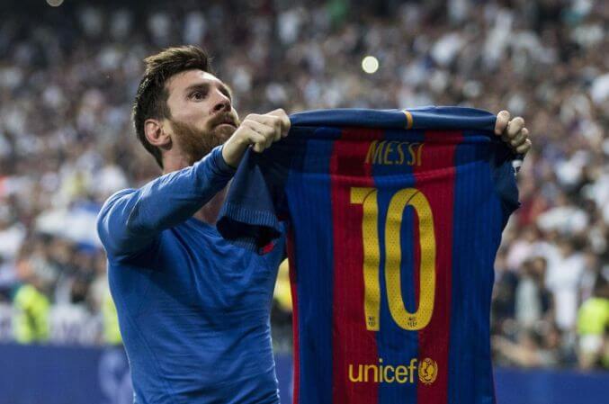 Mơ khoác áo Real nhưng thần tượng Messi: Chi tiết thú vị trên ống đồng của sao trẻ Bayern