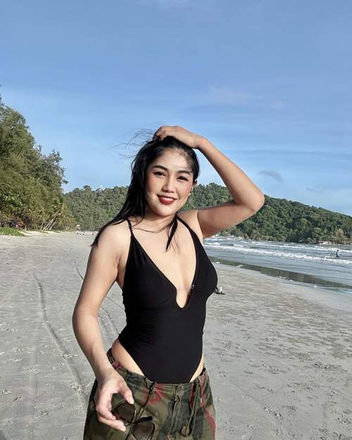 กวาง จิรพรรณ นักร้องลูกทุ่งสุดฮอต ใส่วันพีซแหวกอกลึก โชว์แซ่บเขย่าโซเชียล