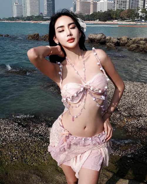 ปราง สุนทรี ไม่ว่าใส่บิกินี่สีแดงหรือสีฟ้า ก็สามารถเป็นจุดสนใจเสมอ