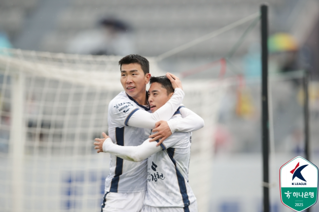 수원FC, 김천에 3-2 역전승...개막 8경기 만에 첫 승