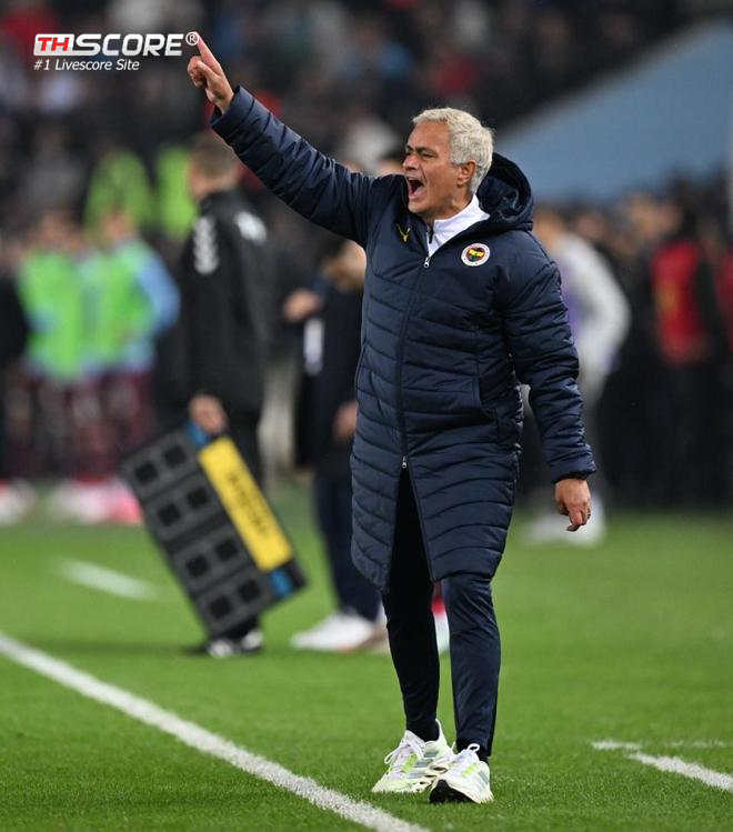 ​ชัยชนะสุดหวุดหวิด! มูรินโญ่วัย 61 ปีลื่นคว่ำขณะฉลองชัยชนะ โกรธ VAR สุดขีด