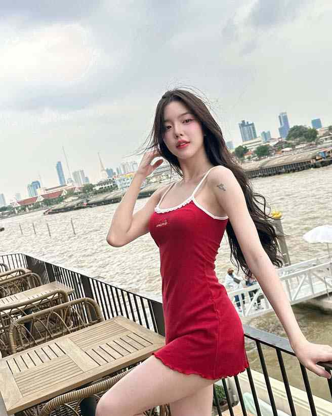 นีนี่ ชญาพัชร์ ถ่ายรูปในเมือง แสดงเสน่ห์ที่เอกลักษณ์