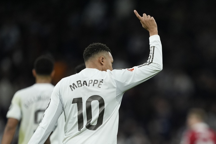 Phóng viên: Mbappe, cùng với chuyên gia vật lý trị liệu của mình, đã đến Jeddah và sẽ đến khách sạn để hội quân với các đồng đội