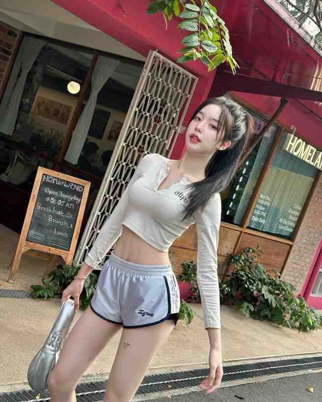 นีนี่ ชญาพัชร์ ถ่ายรูปในเมือง แสดงเสน่ห์ที่เอกลักษณ์