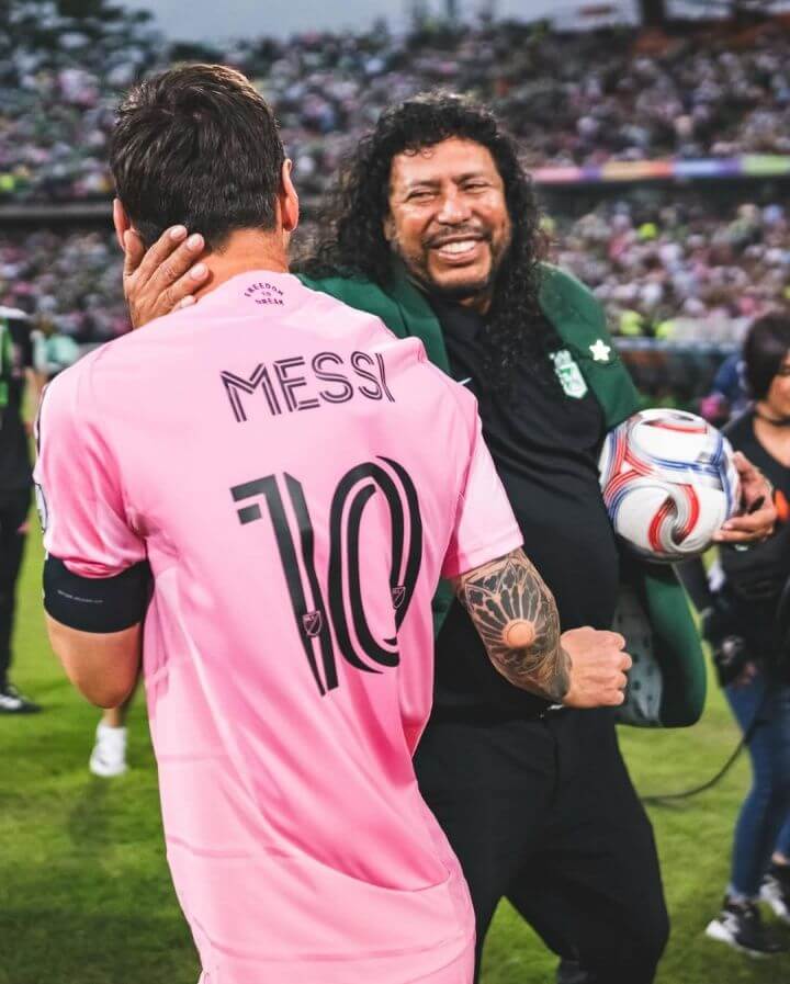 Khoảnh khắc ấm áp trước trận: Messi ôm chào huyền thoại Higuita